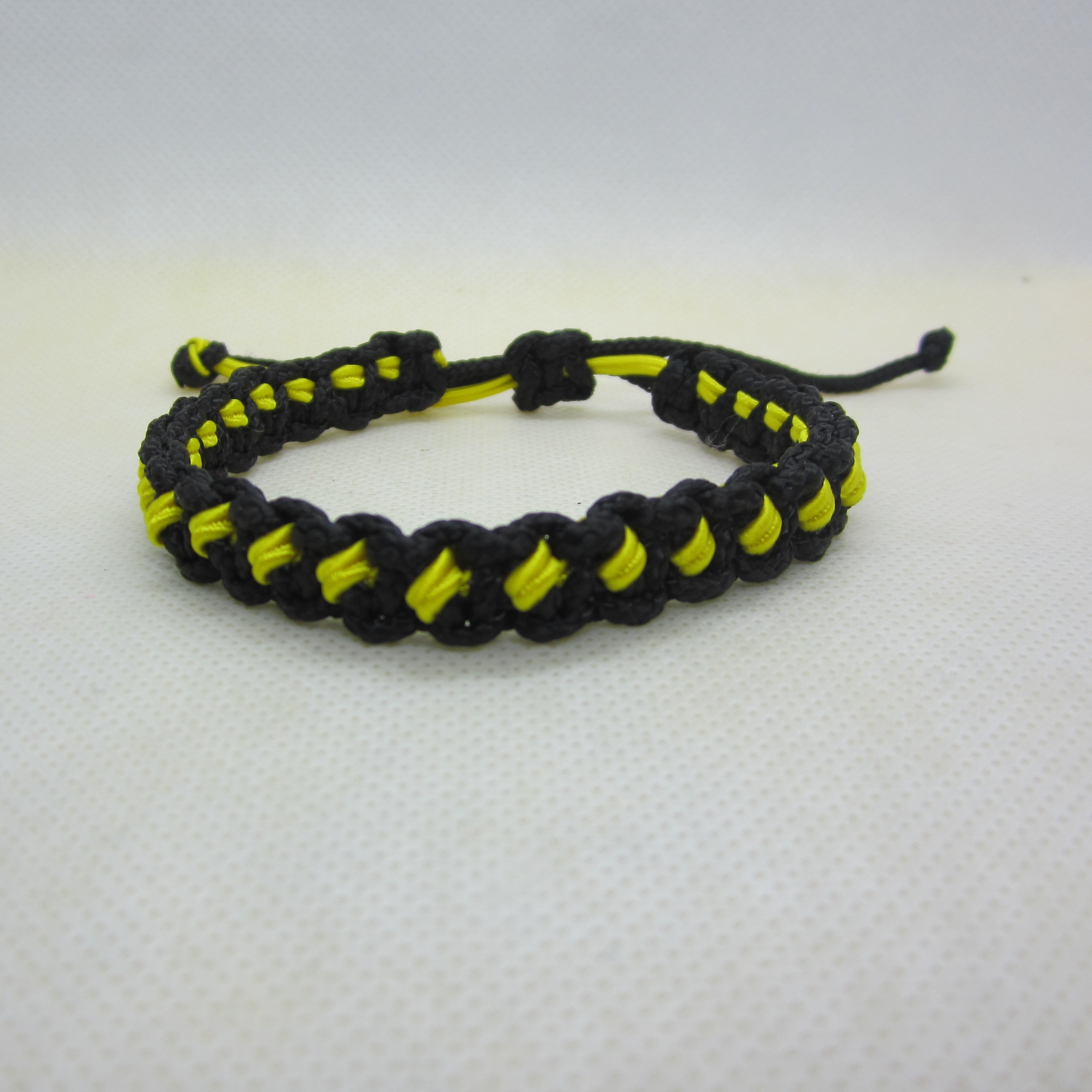 Bracelet macrame two colors (black, yellow dots)